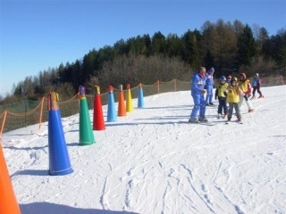  Los más pequeños aprenden a esquiar 